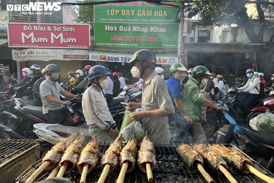 Ảnh: 'Thủ phủ' cá lóc nướng ở TP.HCM tấp nập người mua trong ngày vía Thần Tài