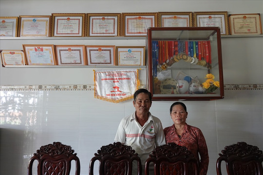 Ba mẹ thủ môn Kim Thanh tuyển nữ Việt Nam: "Mong con sống được với nghề"