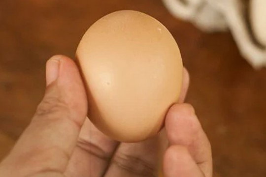 Mua trứng gà đừng tham mà chọn quả to, đây mới là quả trứng tươi ngon lại "sạch" nhất