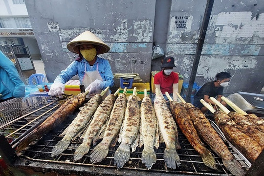 'Mẹ đẻ' món cá lóc nướng cúng Thần Tài, ngày bán 5.000 con thu 750 triệu