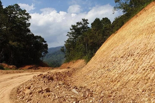 San ủi rừng đặc dụng để làm đường Trường Sơn Đông: Đắk Lắk "tuýt còi"