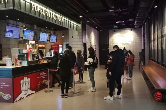 Giới trẻ Hà Nội háo hức vào rạp xem phim, đặt vé online tránh đông người