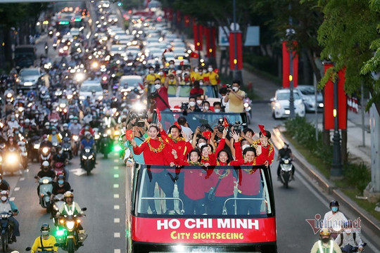 TP.HCM ngập cờ hoa đón những người hùng tuyển nữ Việt Nam