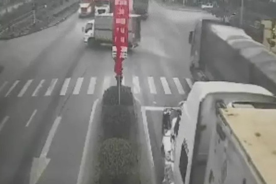 Kinh hoàng xe container tông trực diện ô tô tải, hất văng lên vệ đường