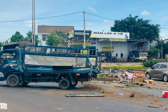 Đắk Lắk: Xe tải gây tai nạn liên hoàn rồi lật nhào