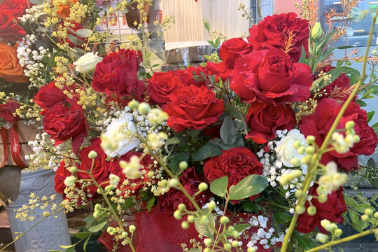 Mùa Valentine: Hoa tươi đội giá gấp đôi, chủ hàng hoa ngao ngán