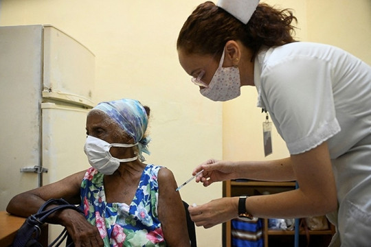 Tỷ lệ tiêm vaccine ở Cuba cao nhất Mỹ Latinh, Na Uy dỡ bỏ hầu hết biện pháp hạn chế