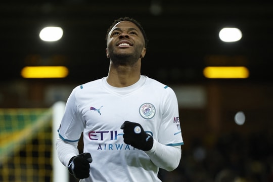 Sterling lập hattrick, Man City vùi dập Norwich