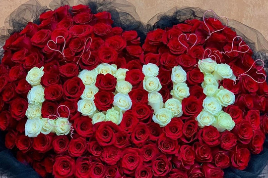 Ngày Valentine, phụ nữ thích nhận bó hoa 20 triệu đồng hay tiền mặt?
