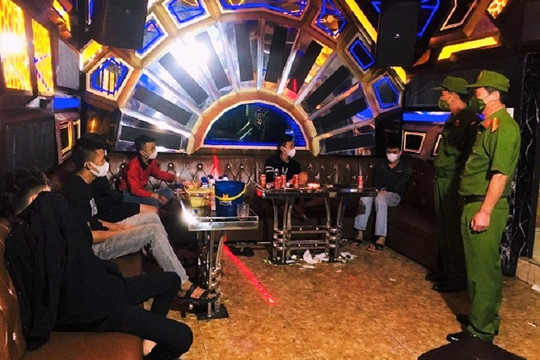 40 nam nữ tụ tập chơi ma túy trong quán karaoke ở Quảng Nam