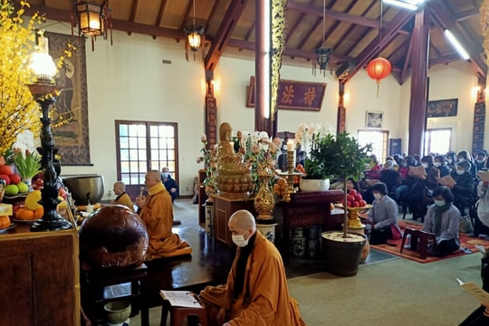 Kiều bào tại Pháp cầu an đầu Xuân tại Trúc Lâm Thiền viện