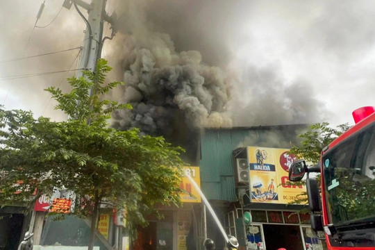 Hà Nội: Cháy lớn thiêu rụi 4 ngôi nhà, nhiều người hoảng loạn tháo chạy