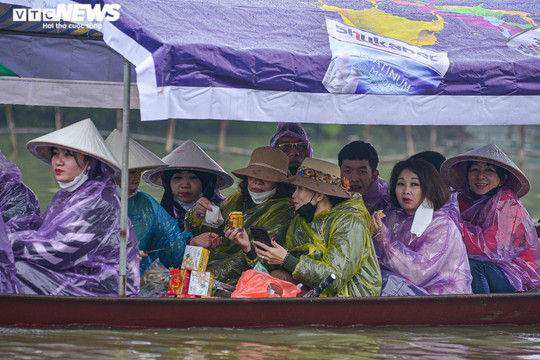 Ảnh: Du khách đội mưa rét đi lễ chùa Hương