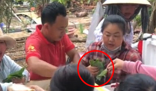 Ở Việt Nam có một khu chợ bán đồ ăn bằng... lá cây thay cho tiền, dân mạng nghe xong chỉ muốn lao đến mua ngay!