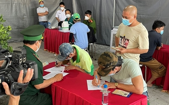 Kiểm tra ma túy, hung khí đối với các tài xế xe tải trọng lớn trong cụm cảng Phú Hữu