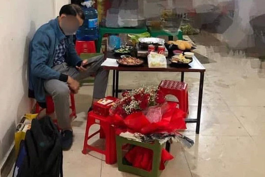 Hình ảnh người đàn ông một mình với một bàn đầy đồ ăn: Bắt taxi từ Hà Nội lên Lạng Sơn gặp người yêu qua mạng và cái kết