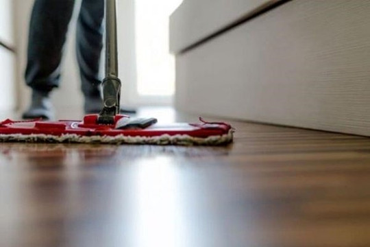 Mẹo làm sạch sàn gỗ: Chỉ dùng cây lau nhà là chưa đủ, đây là hướng dẫn cụ thể từng bước để tránh sàn bị hư hỏng