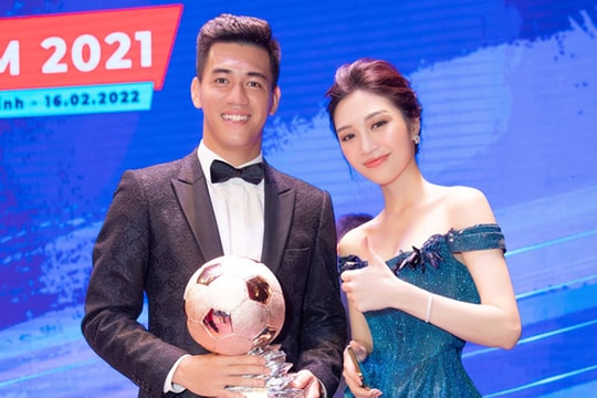 MC Ngọc Anh VTV xinh đẹp, gợi cảm dẫn 'Quả Bóng Vàng 2021'