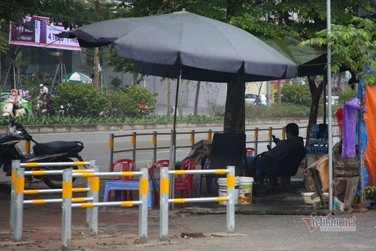 Vỉa hè Hà Nội kín rào ngăn xe máy, nhiều đồ đạc lại được bày la liệt