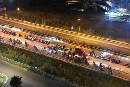 Công an TP.HCM vây ráp 100 xe máy so kè tốc độ lúc rạng sáng