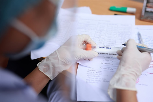 Giá xét nghiệm COVID-19 mới: Test nhanh giảm 30%, PCR giảm không đáng kể