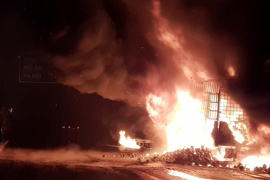 Xe tải bốc cháy trơ khung trên cao tốc Nội Bài – Lào Cai