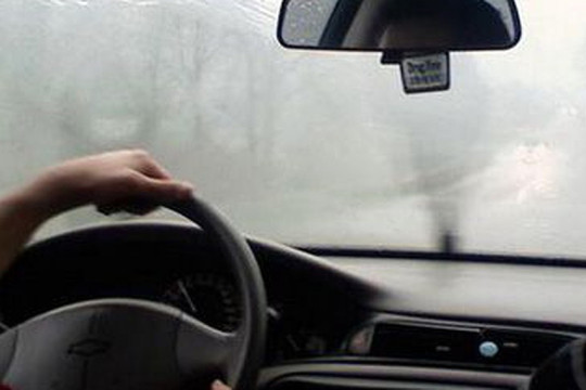 Những rắc rối thường gặp khi lái xe ô tô trong thời tiết mưa rét