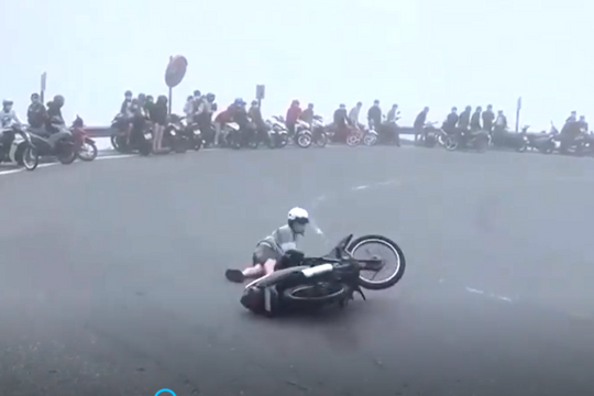 Ngăn chặn quái xế ‘biểu diễn’ xe máy tốc độ cao trên đèo Hải Vân