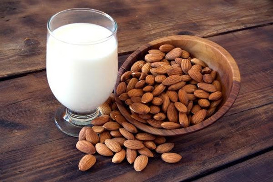5 công dụng và lưu ý khi sử dụng sữa hạnh nhân
