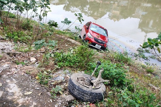 Tai nạn liên hoàn, ô tô lao xuống kênh ở Thanh Hóa