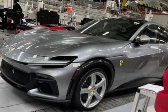 SUV đầu tiên của Ferrari bất ngờ lộ ảnh thực tế: thiết kế đuôi xe liên tưởng tới Aston Martin DBX