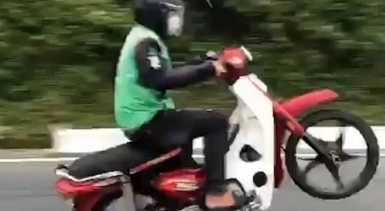 Nhiều thanh niên "diễn" bốc đầu xe máy trên đèo Hải Vân, tự gây tai nạn