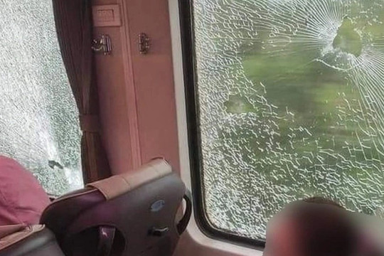 Tàu hỏa bị ném vỡ kính khi đi qua tỉnh Quảng Bình
