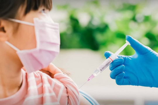 Trẻ chưa tiêm vaccine COVID-19 có nên đến trường?