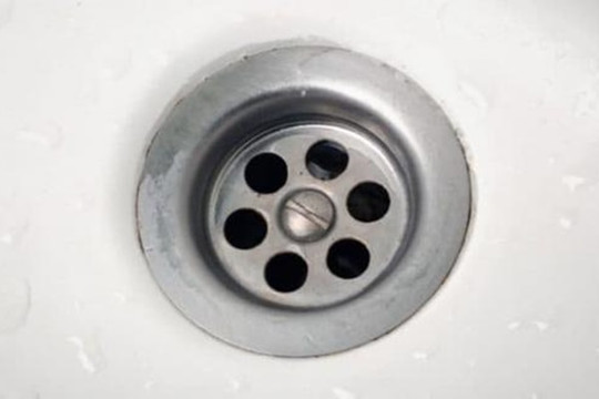 Đây là cách dễ dàng nhất để làm sạch cống thoát nước nhà tắm mà không cần dung dịch tẩy rửa cống!