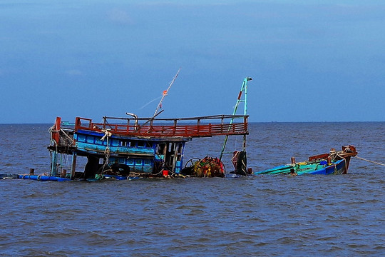 Chìm tàu cá gần đảo Lý Sơn, 4 ngư dân mất tích