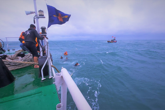 Tàu cá chìm gần đảo Lý Sơn: Tìm thấy 4 ngư dân mất tích