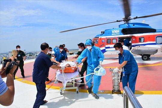 Điều trực thăng đưa ngư dân suy hô hấp từ Trường Sa về đất liền cấp cứu