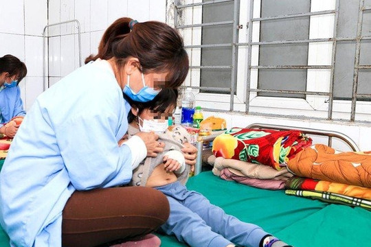Nghệ An: Xông nước lá phòng COVID-19, 2 bé gái bị bỏng nặng