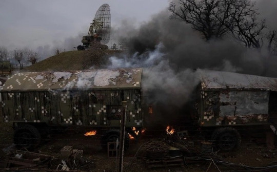 Xung đột Nga-Ukraine: Moscow hạ Su-27, Kiev phá cầu để cản bước; tình hình người Việt vẫn ổn định