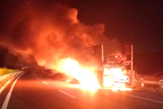 Xe đầu kéo chở ô tô Mercedes bất ngờ bốc cháy dữ dội trên cao tốc