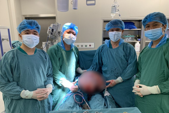 Kiên Giang: Phẫu thuật thành công khối u khổng lồ 13 kg cho bệnh nhân ung thư buồng trứng