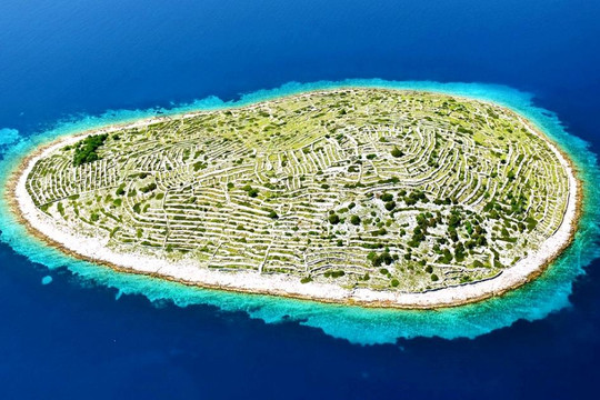 Giải mã hòn đảo mê cung 'dấu vân tay người khổng lồ' ngoài khơi Croatia