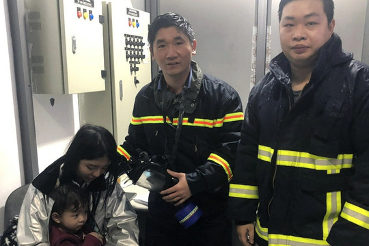Phá cửa giải cứu gia đình 3 người khỏi đám cháy lúc rạng sáng