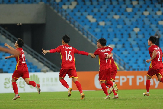 HLV U23 Thái Lan chúc mừng U23 Việt Nam vô địch Đông Nam Á