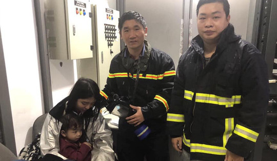 Hà Nội: Cháy chung cư cao cấp lúc rạng sáng, kịp thời cứu sống 3 người