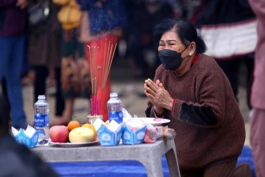 Nỗi đau xé lòng của người nhà nạn nhân bên bàn thờ tạm ở biển Cửa Đại