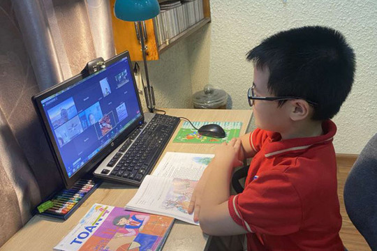 Học sinh từ lớp 1 đến 6 tại 18 huyện, thị xã Hà Nội chuyển sang học trực tuyến