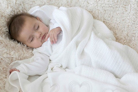 Giữ ấm cho trẻ khi ngủ tưởng dễ dàng nhưng lại không đơn giản, bố mẹ cần thận trọng kẻo ảnh hưởng đến sức khỏe của con