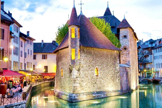Khám phá thị trấn cổ bao bọc bởi dòng kênh thơ mộng ở Pháp